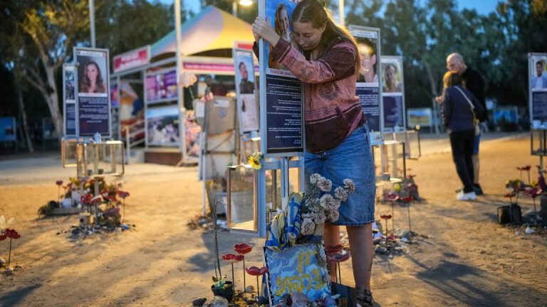 Trauernde in der Nähe des Kibbuz Reim im Süden Israels am 7. Oktober 2026