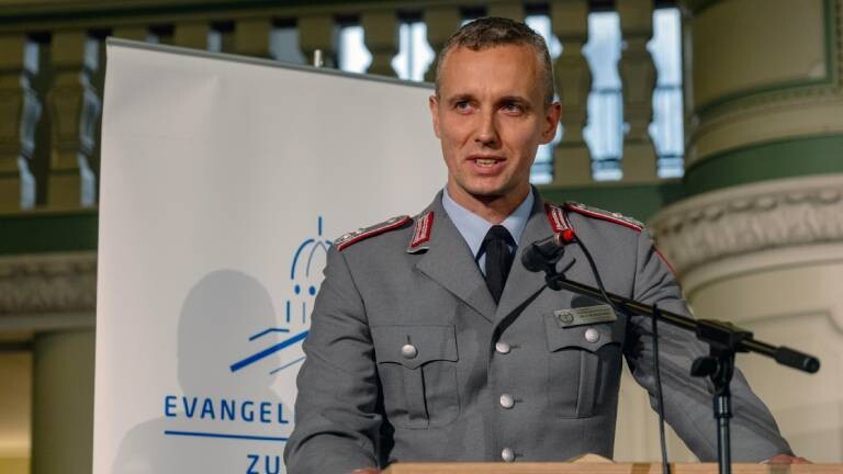 Foto des Bundeswehrsoldaten Marcel Bohnert beim zweiten Kongress zur Verantwortung für Ortskräfte in Afghanistan und weltweit in der Französischen Friedrichstadtkirche in Berlin 2023 (Archivfoto)
