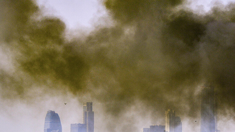 Dichter schwarzer Rauch steigt in Israel nach einem direkten Raketentreffer auf, der auf einen iranischen Beschuss mit ballistischen Raketen zurückzuführen ist.