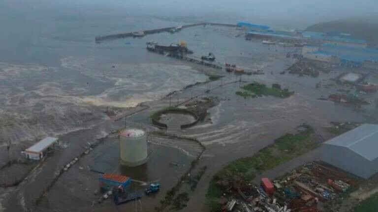 Das Bild stammt aus einem Video des Geophysikalischen Dienstes der Russischen Akademie der Wissenschaften. Es zeigt die Folgen des Tsunamis, der die Küste von Sewero-Kurilsk auf der Insel Paramushir der Kurilen in Russland traf.