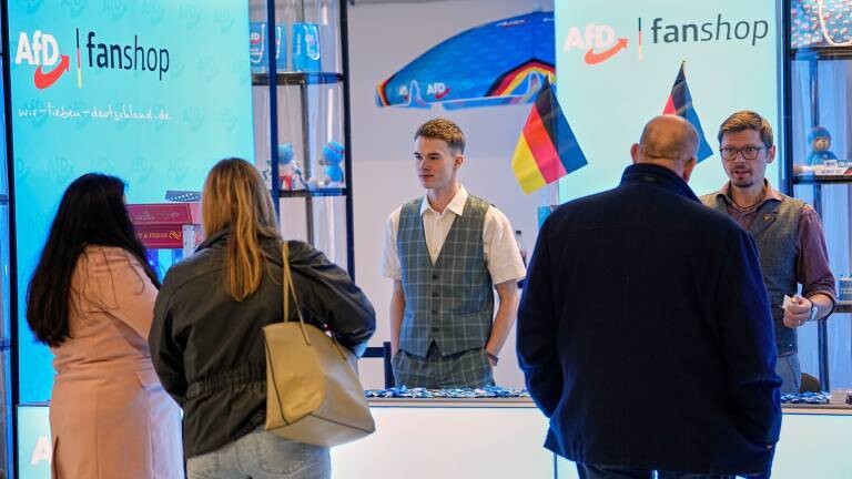 Teilnehmer der Neugründungveranstaltung der AfD-Jugendorganisation als "Generation Deutschland" vor einem Shop mit AfD-Fanartikeln.