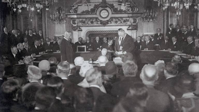 Der deutsche Minister Gustav Stresemann unterzeichnet den Locarno-Pakt 1925 in Locarno.