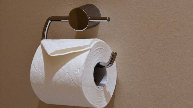 Eine Rolle hochwertigen Klopapiers hängt in einem gehobenen Hotel in der Hansestadt Bremen.