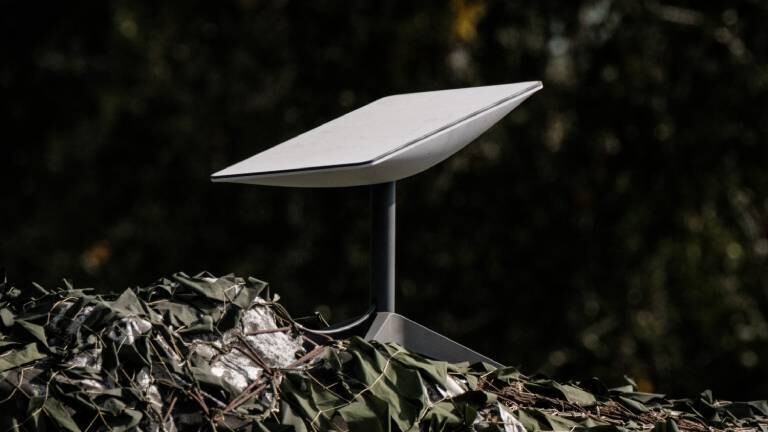 Dieses Foto zeigt eine Antenne des satellitenbasierten Breitbandsystems Starlink, das von Elon Musk gespendet wurde, in Isjum (Charkiw, Ukraine).