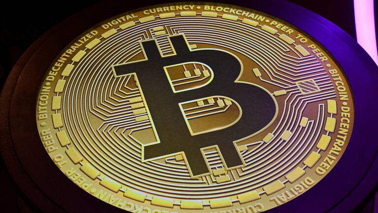 Das Bitcoin-Logo wird auf der Token2049-Konferenz am 30. April 2025 in Dubai gezeigt.