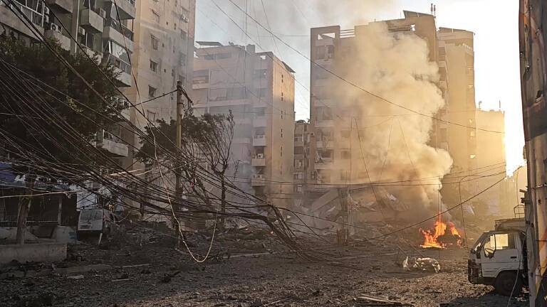 Dieses Standbild aus einem AFPTV-Video vom 3. März 2026 zeigt Rauchwolken, die von einem Feuer aufsteigen, und beschädigte Gebäude nach einem israelischen Angriff am frühen Morgen auf die südlichen Vororte Beiruts.