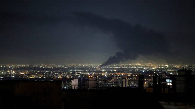 Rauch steigt nach einem US-israelischen Angriffs auf die iranische Hauptstadt Teheran auf.