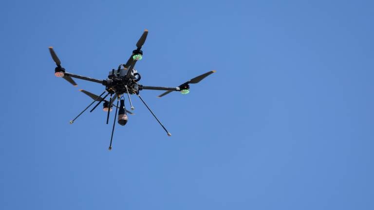 Eine Tundra 2-Drohne fliegt über Paris während einer Drohnen-Abwehrübung.