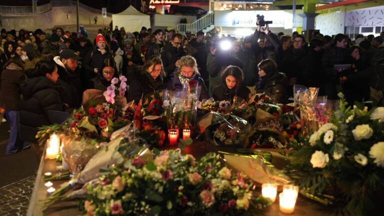 Trauernde zollen Verstorbenen eines Brands Tribut. In einer Bar im Skiort Crans-Montana (Schweiz) starben mehrere Menschen.