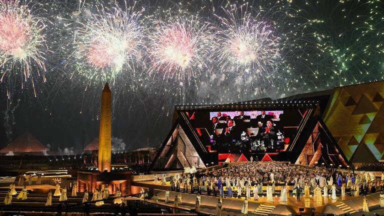 Ein Gesamtblick auf das Feuerwerk während der Einweihungszeremonie des Großen Ägyptischen Museums, das auch als "Vierte Pyramide" bezeichnet wird, westlich von Kairo. Das Große Ägyptische Museum (GEM) in der Nähe der Pyramiden von Gizeh wurde am 1. November 2025 offiziell vollständig eröffnet.