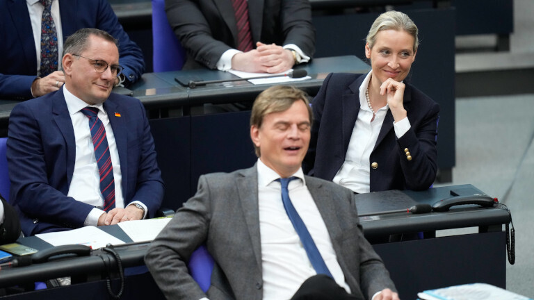Tino Chrupalla (AfD) und Alice Weidel (AfD) grinsen und lachen auf ihrem Platz im Plenarsaal bei der 150. Sitzung des Deutschen Bundestag in Berlin