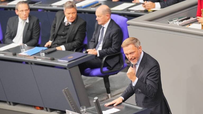 FDP-Vorsitzender Christian Lindner antwortet auf die Vertrauensfrage von Bundeskanzler Olaf Scholz (SPD). Im Hintergrund: Habeck und Scholz.