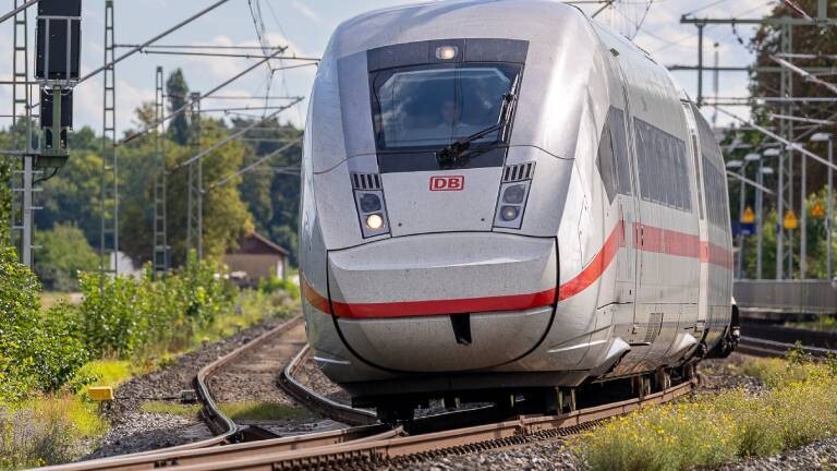 Ein Intercity-Express der Baureihe 412 (ICE 4) der Deutschen Bahn fährt auf der elektrifizierten Bahnstrecke zwischen Erlangen und Nürnberg im Bereich Fuerth-Stadeln.