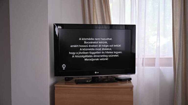 TV zeigt ungarischen Text: "A közmédia nem hazudhat..."/"Die Medien dürfen nicht lügen. Wir bitten um Entschuldigung für das, was wir jahrelang taten! Medien werden umgestaltet, um unabhängig zu sein. Berichterstattung pausiert. Bleiben Sie bei uns!"