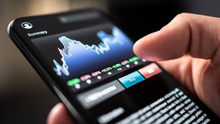 Börsenhandel per Telefon. Finanzanalyse-Grafik und -Diagramm in Kryptowährung, Devisen, Indexfonds oder ETF-Mobile-App. Börsenmakler und Investor mit Smartphone in der Hand.
