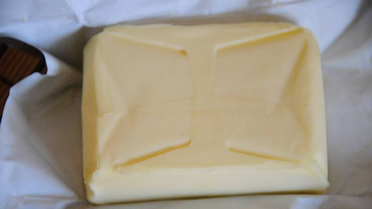 Ein Päckchen Butter in silbernen Papier.