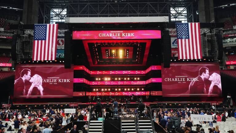 Die Bühne im State Farm Stadium vor Beginn einer Gedenkfeier für den konservativen Aktivisten Charlie Kirk
