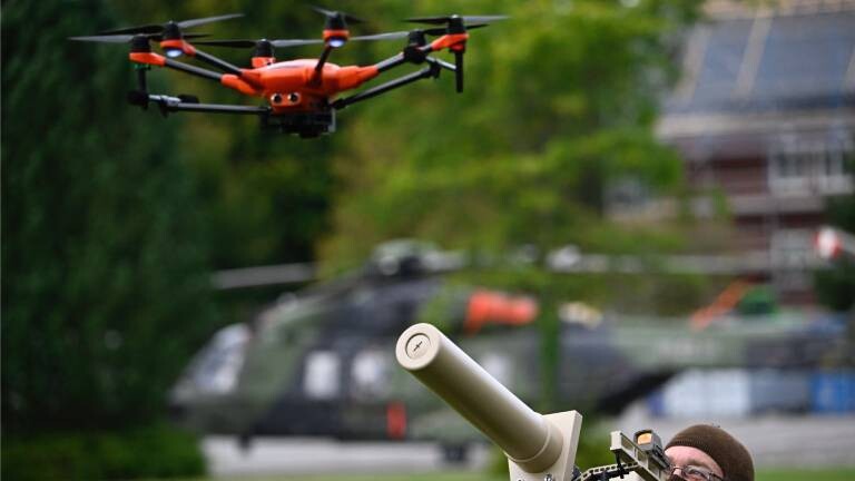 Ein Soldat der Bundeswehr demonstriert den Einsatz eines tragbaren Drohnenstörgeräts HP 47 während einer Drohnenabwehrübung im Rahmen der Militärübung Red Storm Bravo in Hamburg.