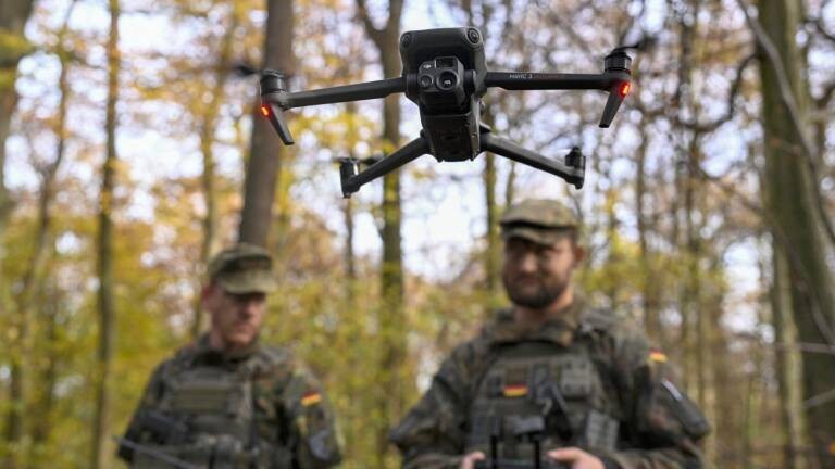Ein Rekrut steuert eine Drohne während einer Panzerzerstörungsübung im Gelände der Westfalen-Kaserne der Bundeswehr in Ahlen, Westdeutschland, anlässlich eines Medientages zur Grundausbildung von Bundeswehr-Rekruten