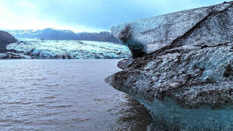 Eine Luftaufnahme zeigt, wie die Gletscher des Vatnajökull, die auf das Festland treffen, aufgrund der globalen Erwärmung und des Klimawandels ins Meer schmelzen oder Lagunen bilden. Die Aufnahme entstand 2025 etwa 200 Kilometer südlich der Hauptstadt Reykjavík in Island. Island, zwischen Europa und Grönland gelegen, besitzt die größten Gletschermassen Europas, die etwa 10 Prozent seiner Landfläche bedecken.