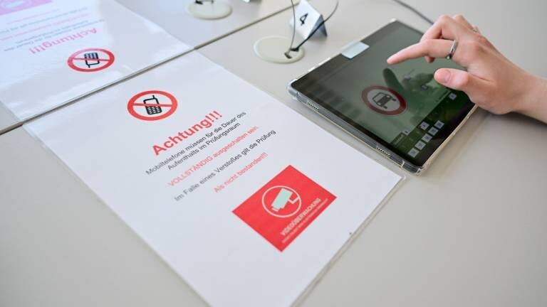 Eine Frau beantwortet im Dekra Standort Berlin-Hohenschönhausen eine Frage der theoretischen Prüfung des Führerscheins (Gestellte Szene).