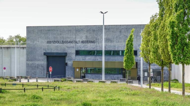 Justizvollzugsanstalt Heidering, Großbeeren, Kreis Teltow-Fläming, Brandenburg, Deutschland. Davor Rasen und Bäume. Ein Weg führt zum "Eingang".