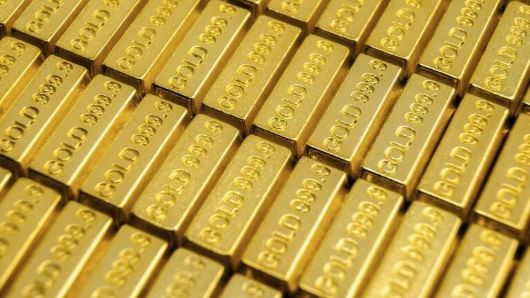 Mehrere Goldbarren liegen nebeneinander