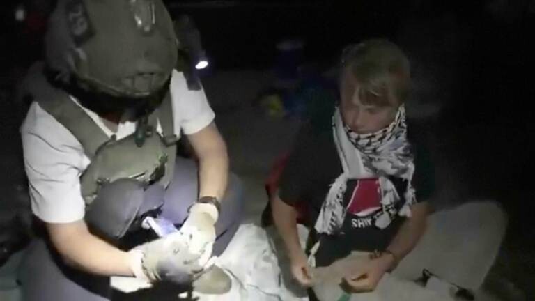 Dieses Bild aus einem vom israelischen Außenministerium veröffentlichten Video soll die Aktivistin Greta Thunberg (rechts) zeigen, wie sie abtransportiert wird, nachdem die israelische Marine die Global Sumud Flotilla abgefangen hat, die humanitäre Hilfe nach Gaza transportiert.