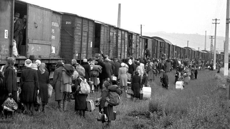 Sudetendeutsche werden im Mai 1946 per Zug von einem Lager in Modrany in Prag nach Deutschland deportiert.