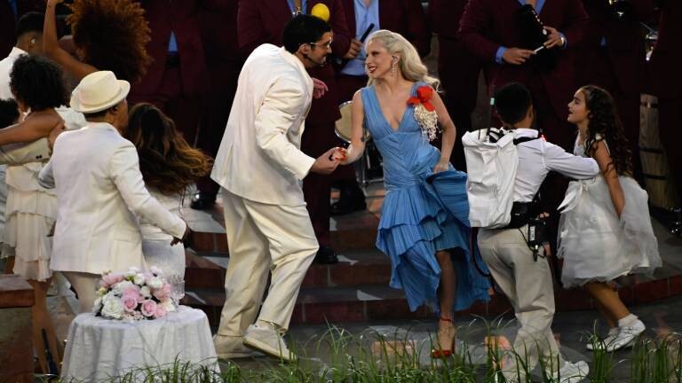 Der puerto-ricanische Sänger Bad Bunny performt während der Half-time-Show mit Sängerin und LGBTQIA+-Ikone Lady Gaga.