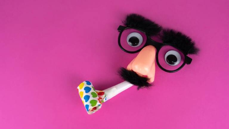 Eine Maske mit Schnurrbart und Knollennase (Groucho-Maske).