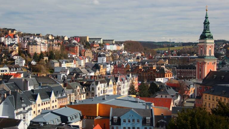 Stadtbild von Greiz, einer Stadt im Bundesland Thüringen, 40 Kilometer östlich der Landeshauptstadt Erfurt, am Fluss Weiße Elster.