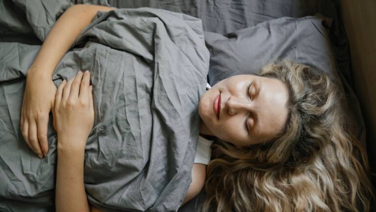 Eine Frau schläft auf dem Rücken.