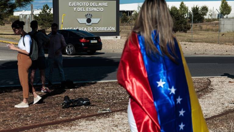 Mehrere Venezolaner warten vor dem Luftwaffenstützpunkt Torrejón (Spanien)