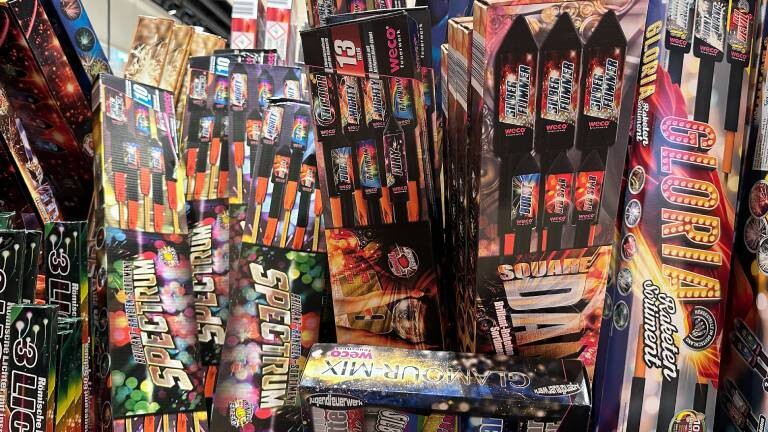 Feuerwerkskörper zum Verkauf in einem Supermarkt.