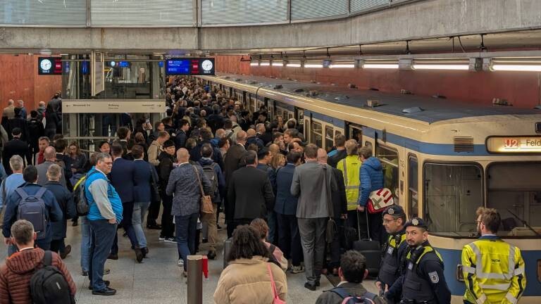 Ein überfüllter Bahnhof in Deutschland (München).