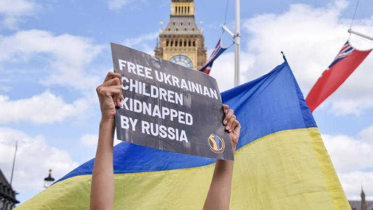 Demonstranten versammeln sich auf dem Parliament Square und fordern die Freilassung der von Russland entführten ukrainischen Kinder sowie ein Ende der russischen Aggression in der Ukraine.