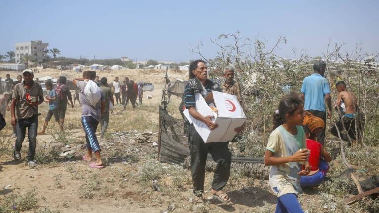 Humanitäre Hilfe wurde über Deir al-Balah im Zentrum des Gazastreifens abgeworfen. Palästinenser tragen humanitäre Hilfspakete, die per Fallschirm im westlichen Teil von Deir al-Balah verteilt werden.