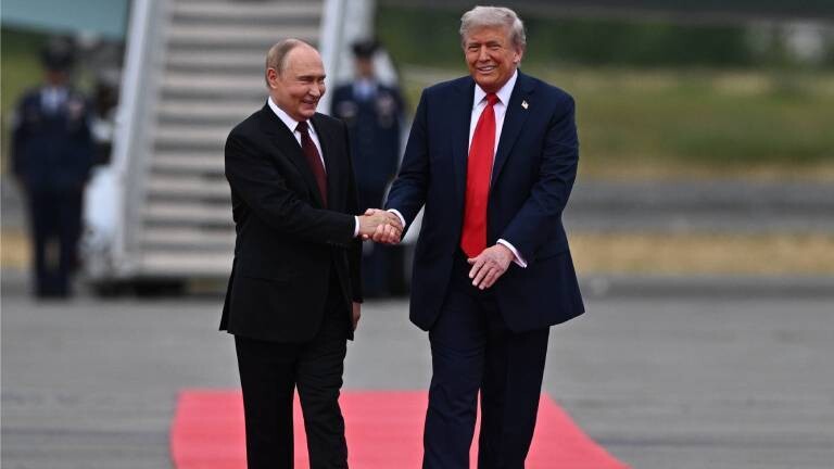 US-Präsident Donald Trump begrüßt am 15.08.2025 den russischen Präsidenten Wladimir Putin auf dem Rollfeld, nachdem sie zur Teilnahme an einem Treffen auf der Joint Base Elmendorf-Richardson in Anchorage, Alaska (USA), eingetroffen ist.