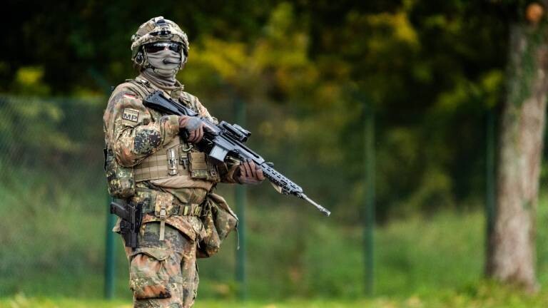 Soldat der Bundeswehr mit einem Sturmgewehr.