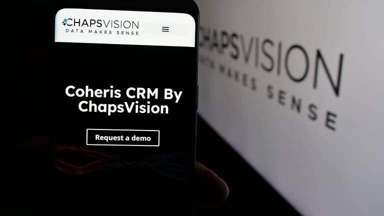 Person hält ein Smartphone mit der Website des französischen KI-Unternehmens ChapsVision SAS auf dem Bildschirm vor einem Logo.