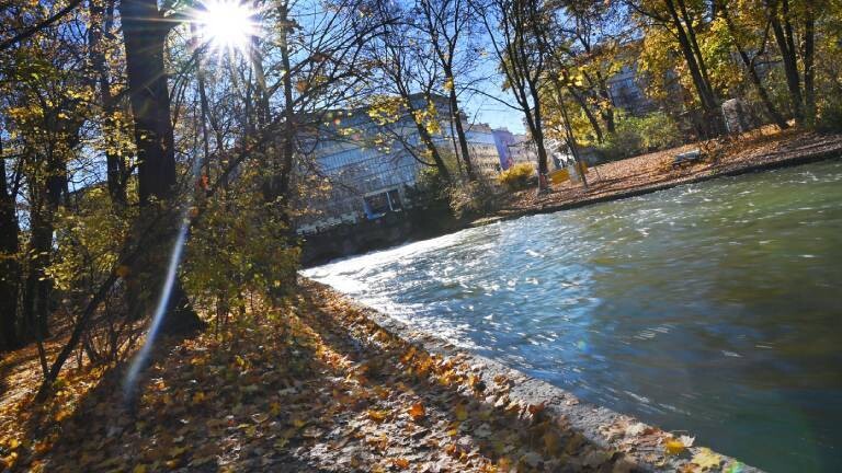 Die künstlich erzeugte Eisbachwelle ist nach einer Bachreinigung nicht mehr zu sehen.