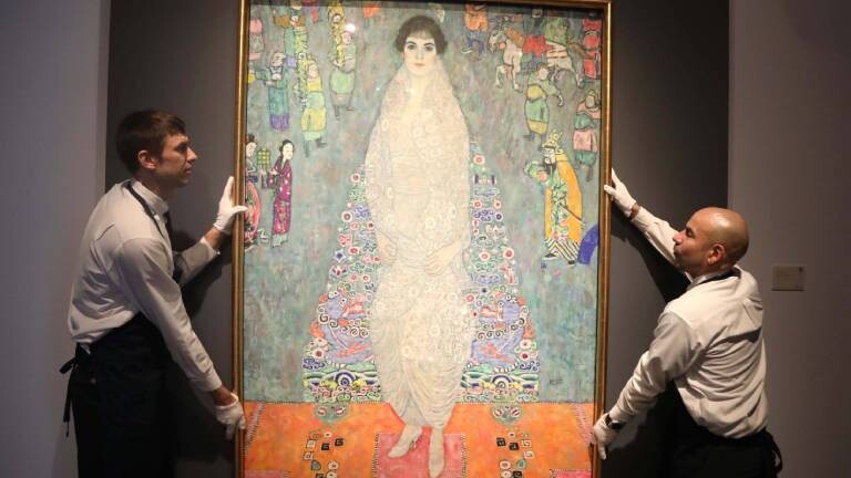 7. November 2025, New York, New York, USA: Mitarbeiter mit dem Gemälde "Bildnis Elisabeth Lederer" von Gustav Klimt, Teil der Sammlung Leonard A. Lauder (Schätzwert: 150 Millionen US-Dollar). Das Werk wurde im Rahmen der Marquee Week im November 2025 anlässlich der Eröffnung des neuen globalen Hauptsitzes von Sotheby’s im Breuer in New York ausgestellt.