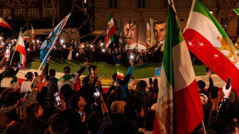 Tausende Iraner versammeln sich vor der Botschaft der Islamischen Republik Iran Großbritannien), um gegen die Berichte über Gewalt, Massenmorde und Verhaftungen von Demonstranten im Iran zu protestieren und zeigen ihre Unterstützung für die Rückkehr von Kronprinz Reza Pahlavi. Die Demonstranten versammeln sich um eine riesige kaiserliche Löwen- und Sonnenflagge und skandierten "Javid Shah" (Es lebe der König). Sie halten Bilder von Pahlavi sowie iranische und israelische Flaggen.