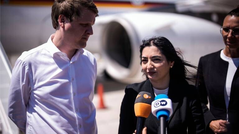 Reem Alabali-Radovan (SPD), Bundesministerin fuer wirtschaftliche Zusammenarbeit und Entwicklung, bricht aus Sicherheitsgründen die geplante Reise nach Beirut, Libanon, ab. Sie spricht vor Journalisten in ein Mikrofon auf der Landebahn eines Flughafens.