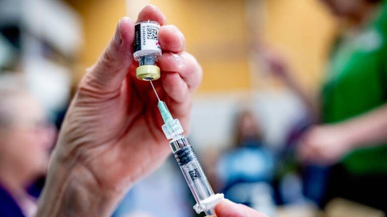 Kinder werden von einem Mitarbeiter des städtischen Gesundheitsdienstes Utrecht gegen HPV und MMR geimpft.
