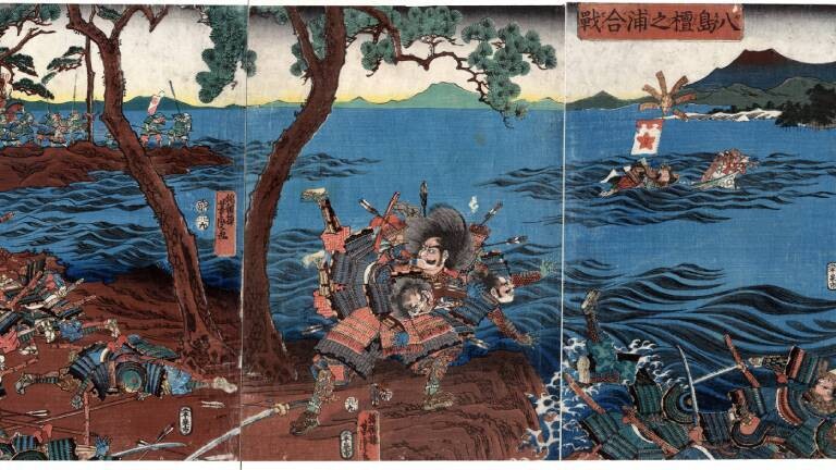 Das Bild zeigt die Schlacht von Yashima im Jahr 1185. Minamoto no Yoshitsune führt eine kleine Truppe von Minamoto-Soldaten in einem Überraschungsangriff auf die Taira-Armee an.