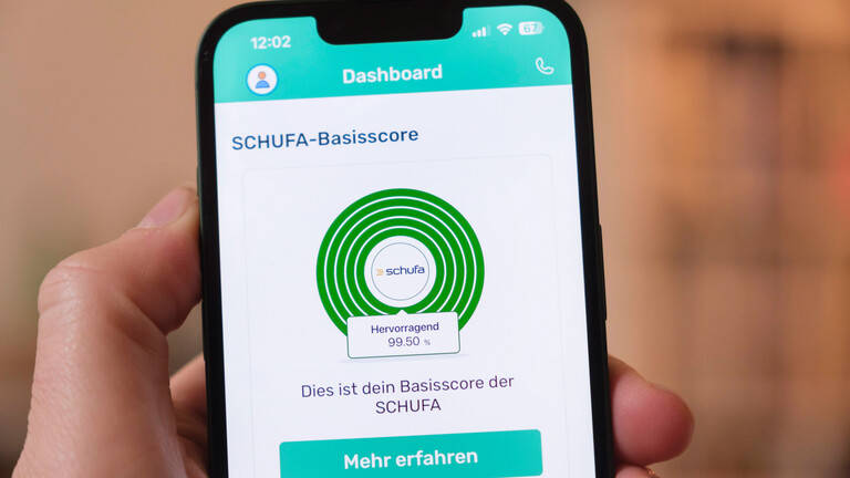 Die App Bonify zeigt auf einem Mobiltelefon den SCHUFA-Basisscore. Im vorliegenden Beispiel liegt er bei 99,50 Prozent und ist damit hervorragend