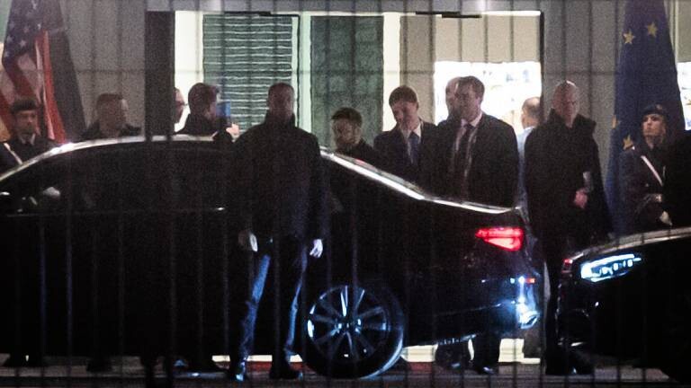 Wolodymyr Selenskyj (M), Präsident der Ukraine, verlässt das Bundeskanzleramt. Im Kanzleramt beraten der ukrainische Präsident Selenskyj, seine Unterhändler und die US-Delegation zunächst unter sich über das weitere Vorgehen in den Verhandlungen über einen Waffenstillstand in der Ukraine.