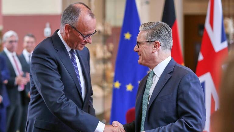 London, England, Großbritannien, 17.07.2025, im Victoria and Albert Museum: Unterzeichnung von Freundschaftsvertrag: Bundeskanzler Friedrich Merz CDU und Großbritanniens Premier Keir Starmer geben sich die Hand